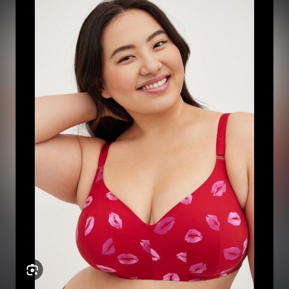 torrid Other - torrid Curve 360 Wireless Lightly Lined Everyday Red Pink Kiss Lips Print Bra